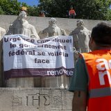 Des militants s'étaient encordés pour pouvoir déployer en toute sécurité la banderole sur le Mur des Réformateurs.